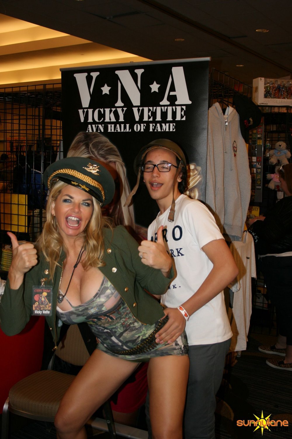 Convention Pics (Jelena J, Sunny L, Gianna M & More) #EVdPxjRY