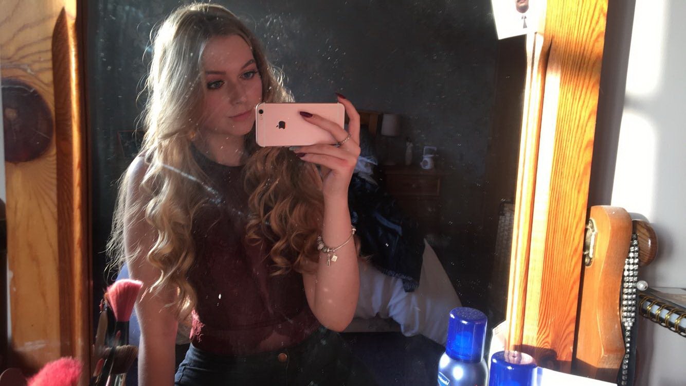 Selfie babe #4sM0md5N