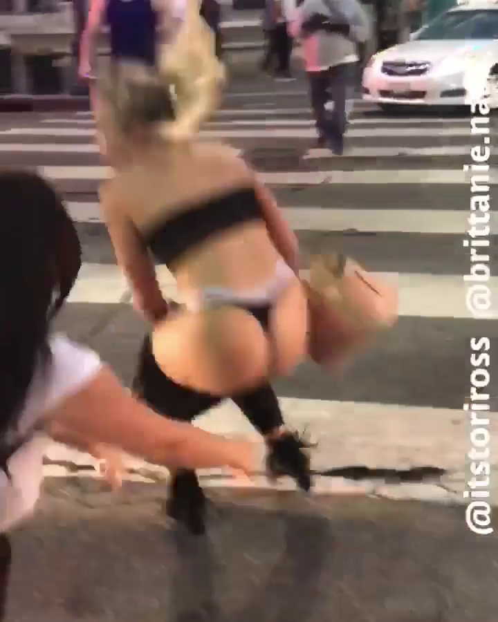 [Prank] Pantsing her PAWG friend in New York #5dgbJUbS
