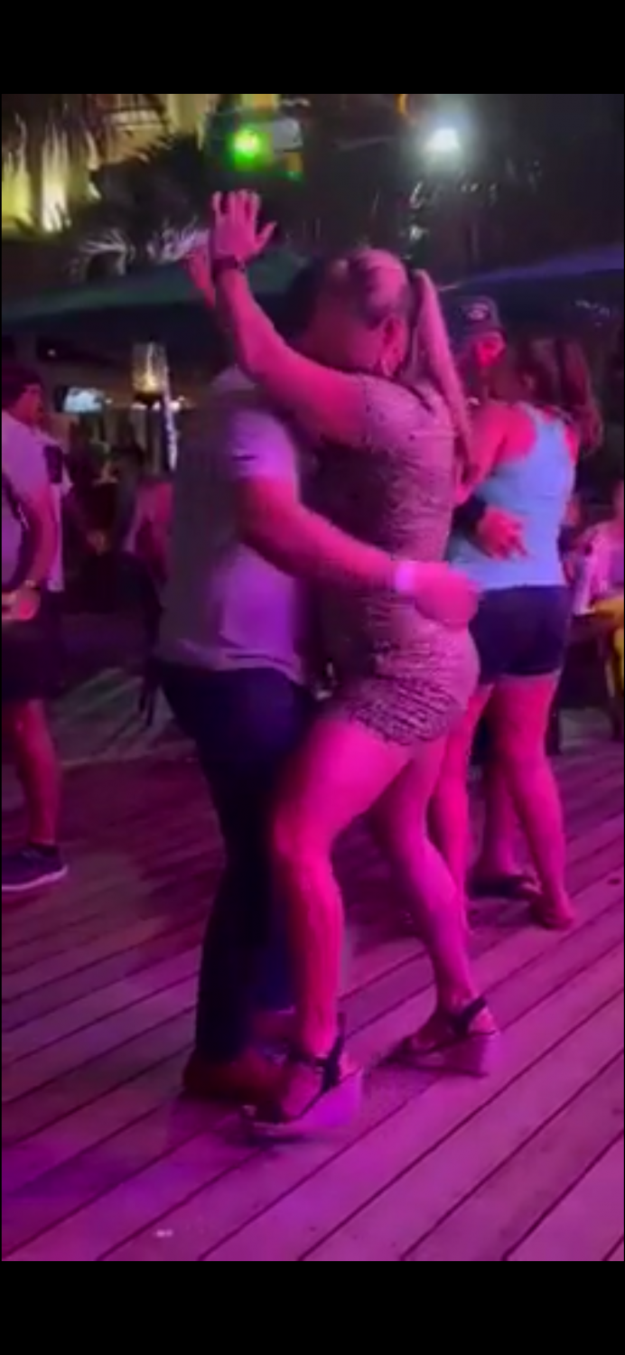 Hotwife sai da balada e dá para 2!!! #NnFShMSl