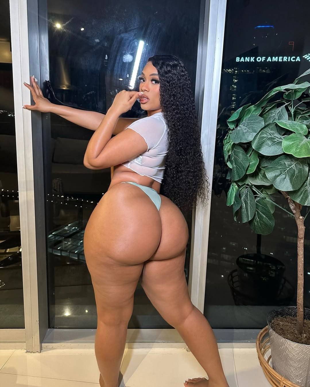 QUE GANAS DE METERLE LOS DEDOS EN EL ORTO A UNA NEGRA CULONA QUE MORBO INCREÍBLE #Ris6B9dw